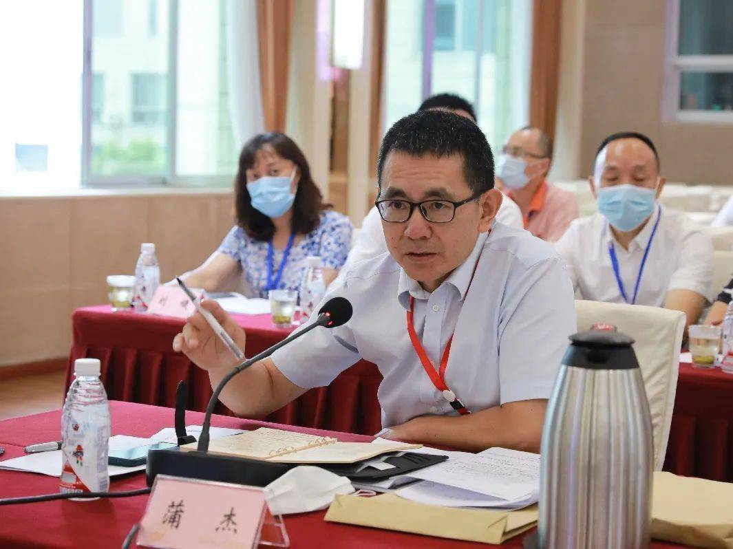 (上图依次为参加本次听证会的其他听证员:省政协委员刘宁,省检察院