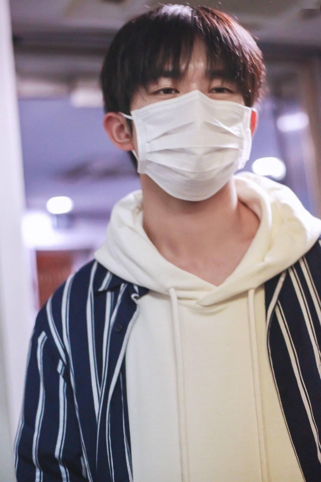 易烊千玺机场戴口罩合集 少年眼睛里的笑意藏不住