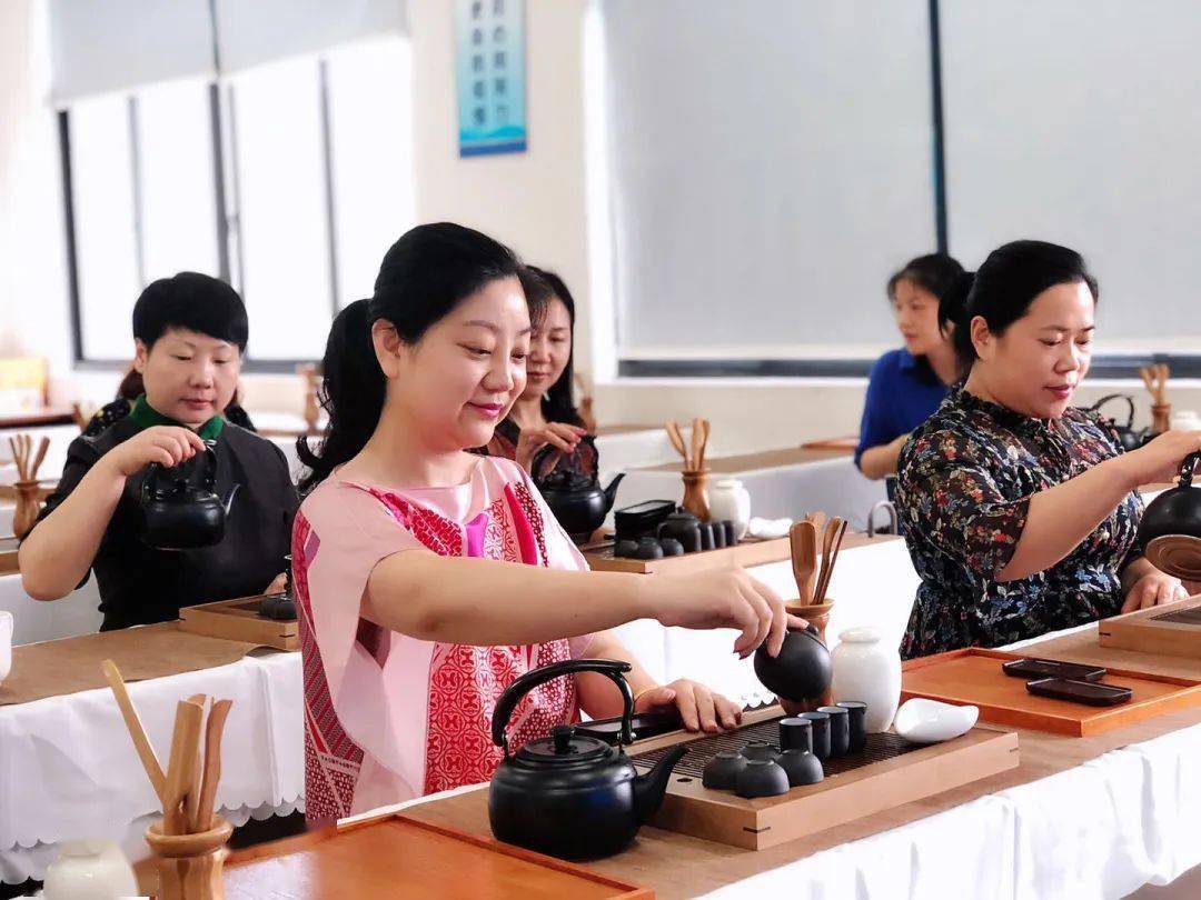 她創空間最美芳華蕭山區女企業家聯誼會第一期茶藝師中級工培訓班圓滿