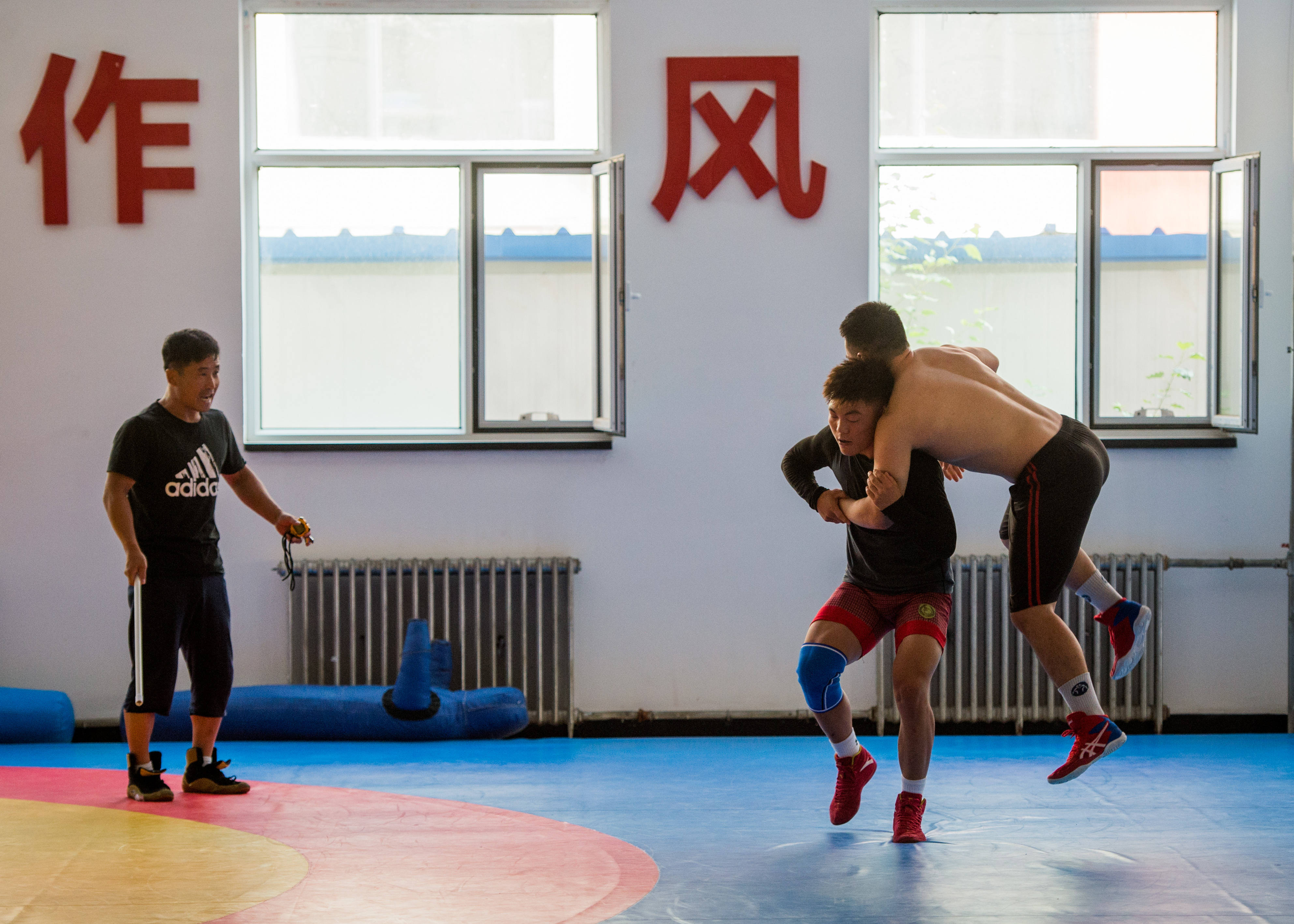 7月23日,内蒙古摔跤队队员在训练中