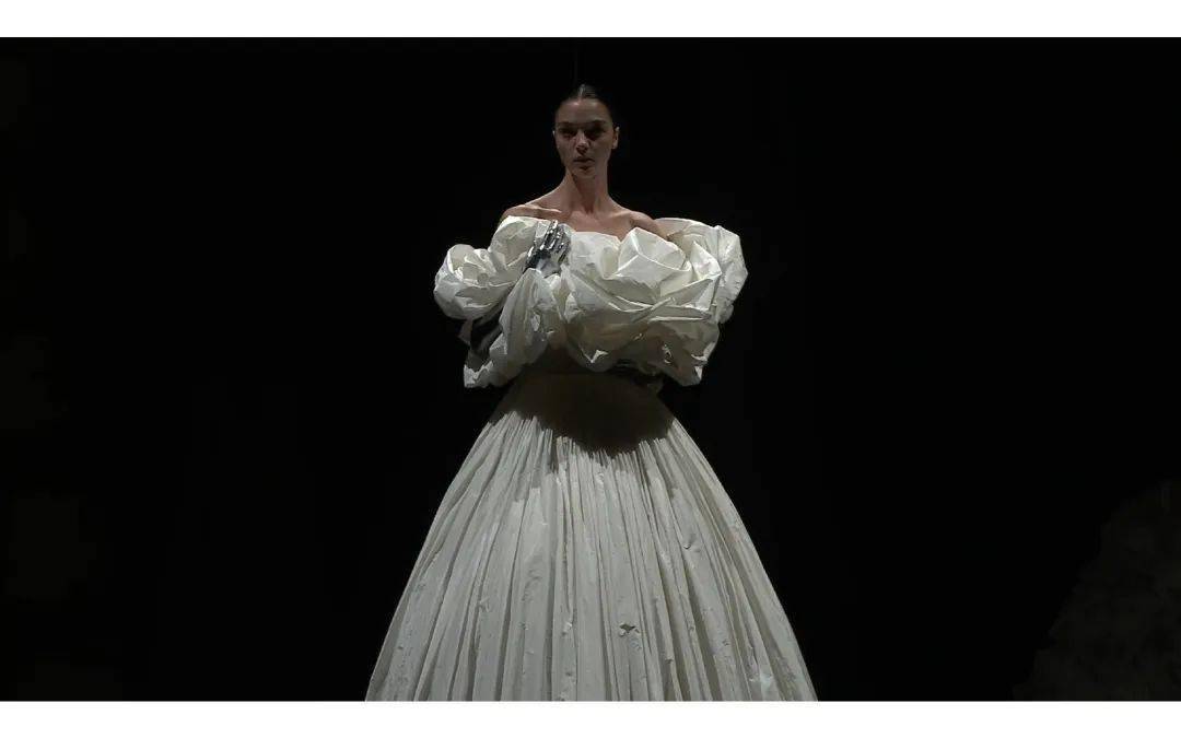 明星/皇室挚爱婚纱品牌!(valentino华伦天奴20a/w高定系列)