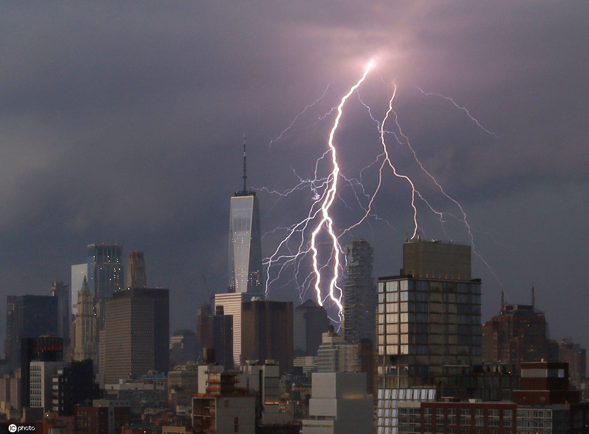 闪电"群魔乱舞" 似击中纽约新世贸大厦