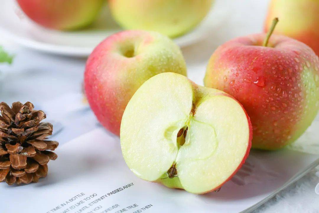 现摘嘎啦果,一口"咔嚓"脆,满嘴果香