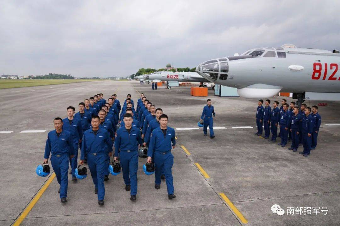 接连多日!南部战区海军航空兵某轰炸机团开展昼夜间飞行训练