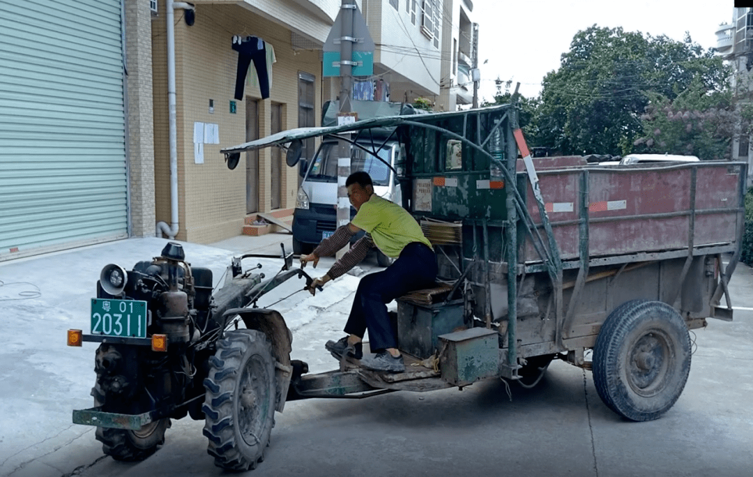 番禺化龙有位40年驾龄拖拉机手开着手扶拖拉机勤劳致富奔小康走向我们