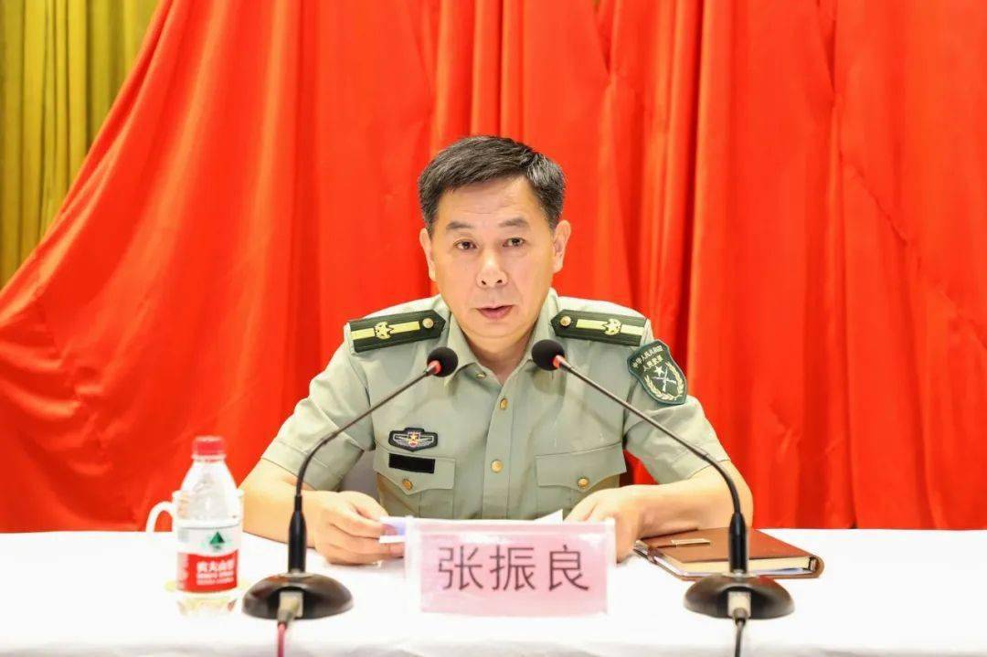 会上,海虞镇党委委员,人武部部长张振良传达贯彻上级征兵工作会议精神