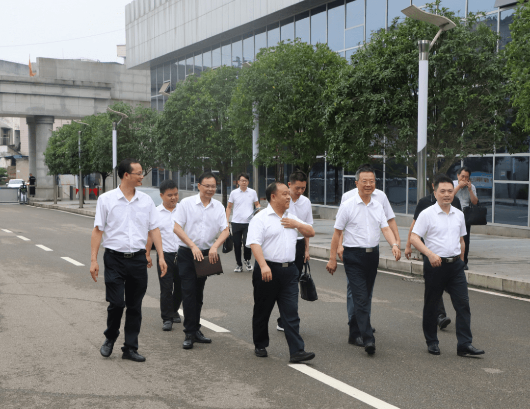 杨震任四川省南充师范学校党委书记校长