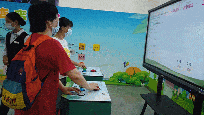 展览共有11个与生活垃圾分类知识相关展项,现场通过垃圾分类知识抢答