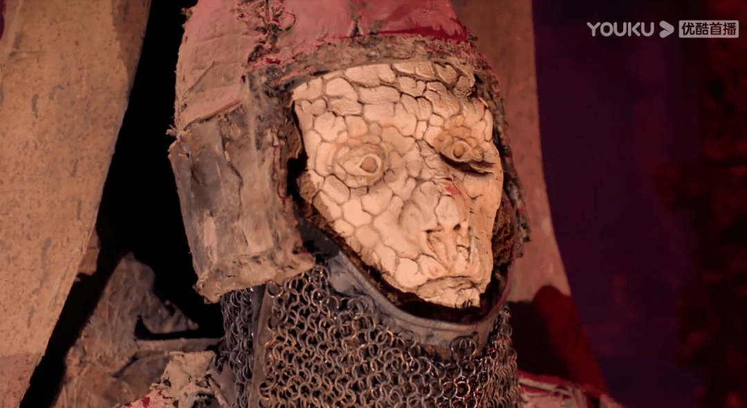 这纸人被塑造成士兵模样,用芝麻糊住当眼睛.