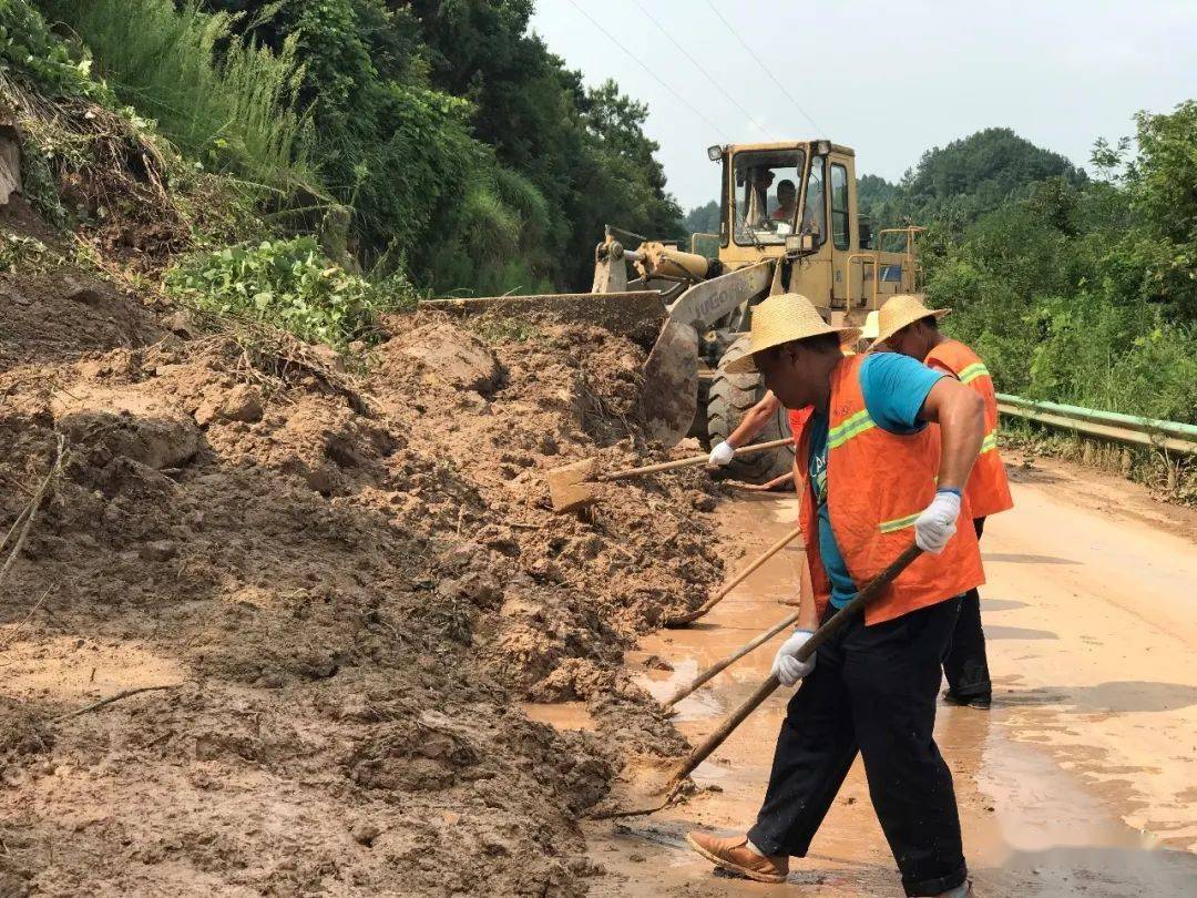 多图直击洪水退去后县公路局忙清淤