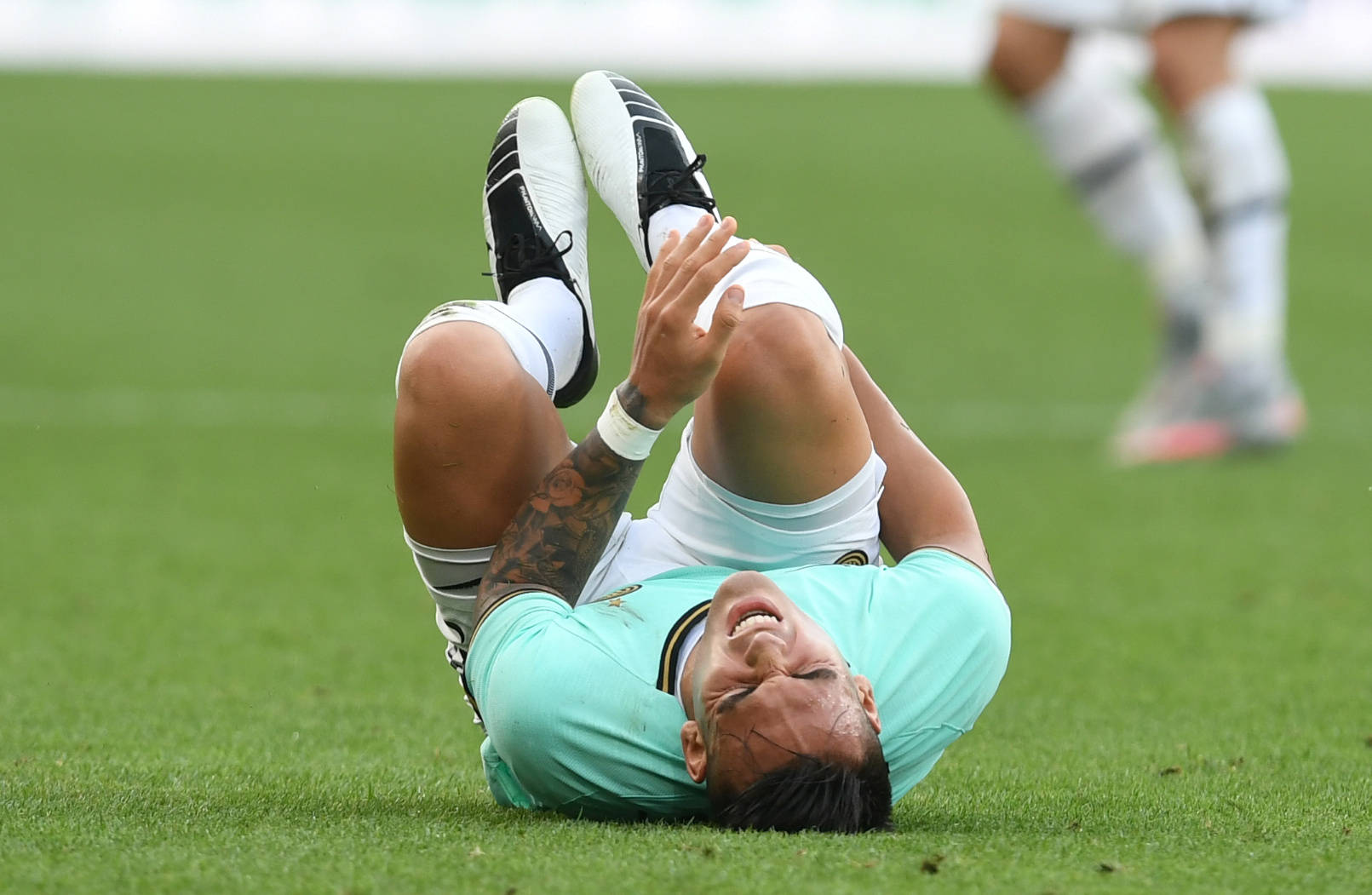 7月25日,国际米兰队球员马丁内斯受伤倒地.