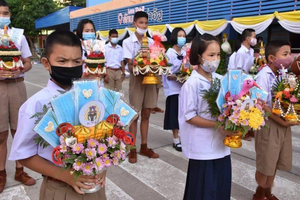 疫情下的泰国拜师礼:口罩面罩塞"花盘"_手机搜狐网