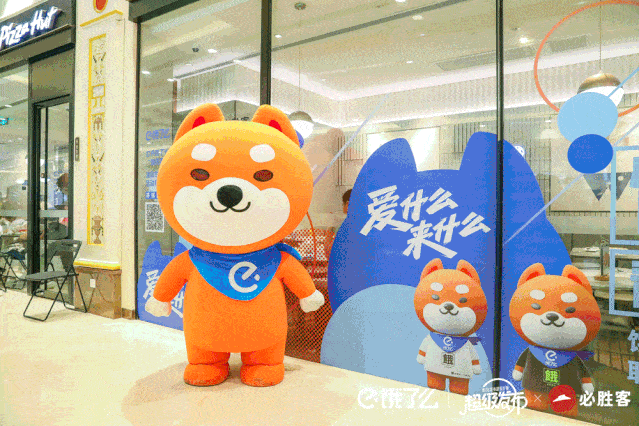 屏票圈吧进去之后到处都能看到座位上饿小宝抱枕,公仔每个都想抱回家