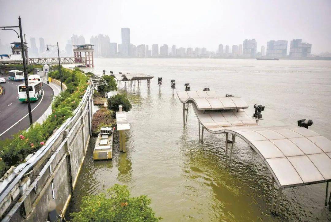 36米!汉口站水位稍有回落,防汛工作丝毫不懈怠