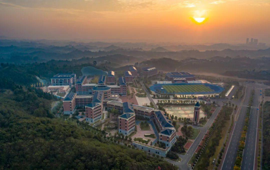 毕业学子书写夷陵中学赋赠母校