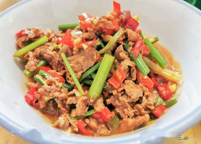 麻鸭,晒肉,银鱼;醴陵的小炒肉,蒸鱼,仙都酱板鸭,官庄水库的羊肉;(醴陵