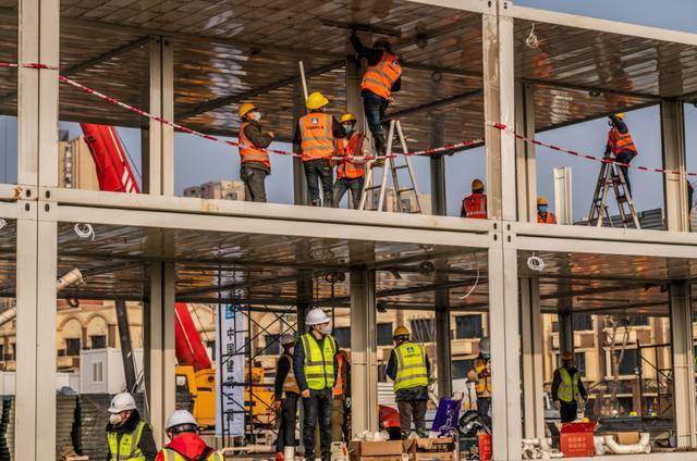 箱式房安装是医院建设的核心环节,项目部把拼装吊装时间计算至极致