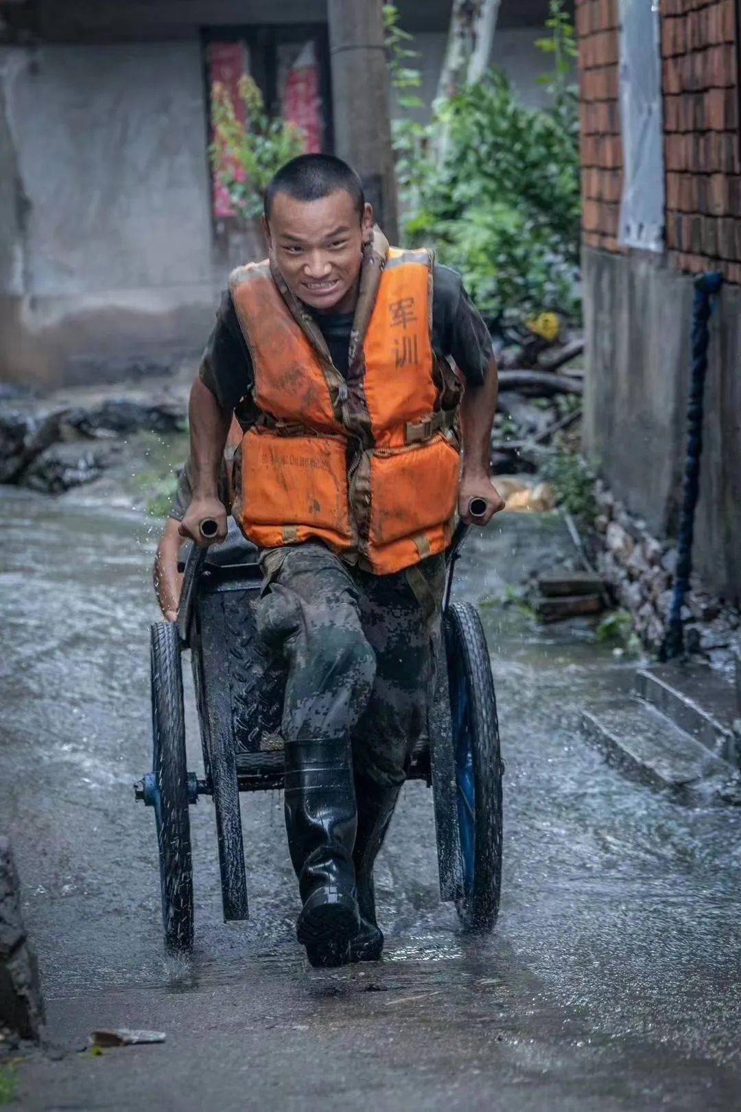 "别怕,有我在!""快堵住!"滚滚洪流中,这些照片记录了他们勇敢的身影.