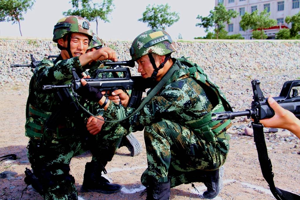 班长游泽军手把手纠正动作.