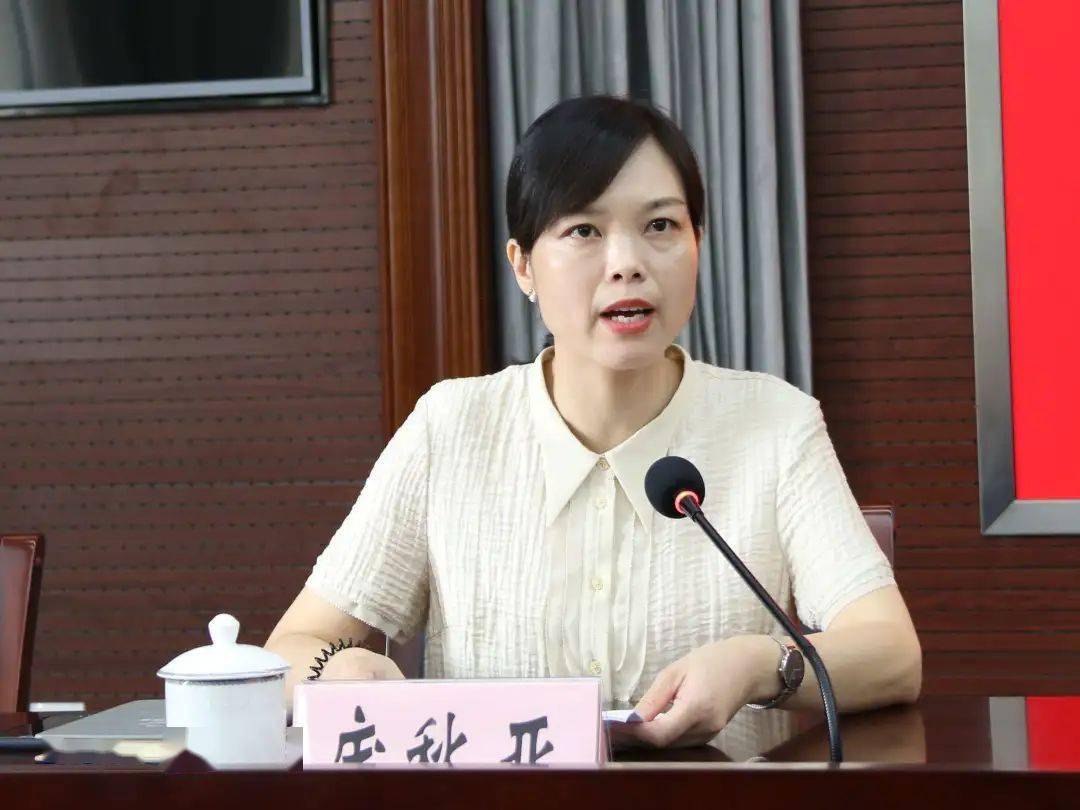 会上,镇文明创建专班庞秋亚对村(社区)督查中存在的共性问题进行重点