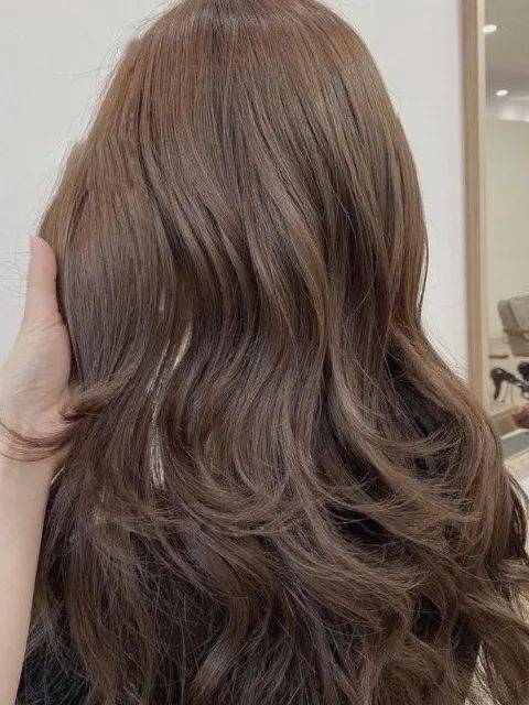 黄皮必染显白深发色让你瞬间肤色up