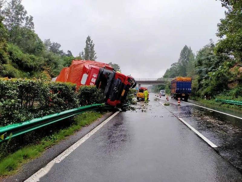 金寨县境内)一辆货车(运输冰箱)侧翻事故,造成了六武高速金寨段出现大