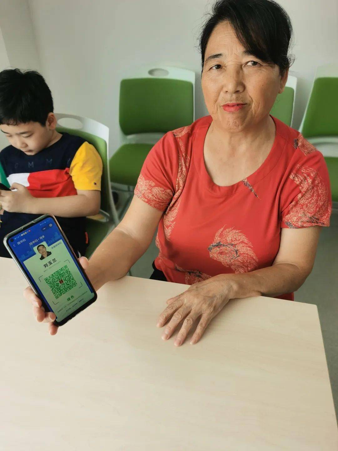 新时代文明实践丨真新街道开展老年人随申码教学活动