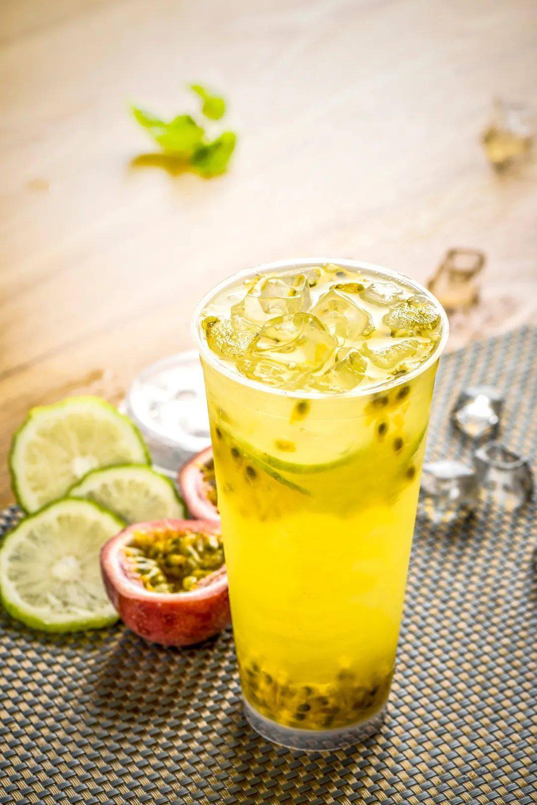 倒入90ml气泡水 1个鲜百香果 香水柠檬片1.