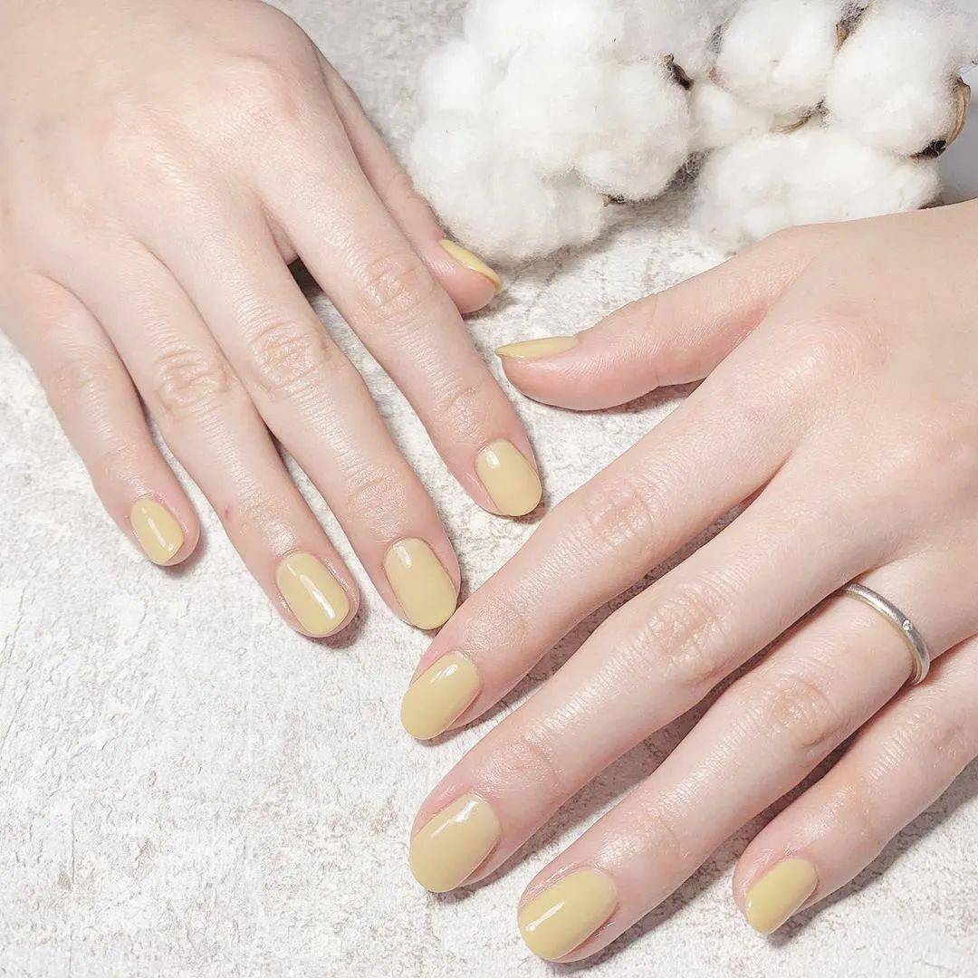 做款黄色系美甲让盛夏的你更亮眼