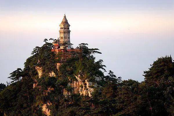 盘山景色以"五峰八石","三盘之胜"而奇特称绝,东联九华峰,西傍舞剑峰.