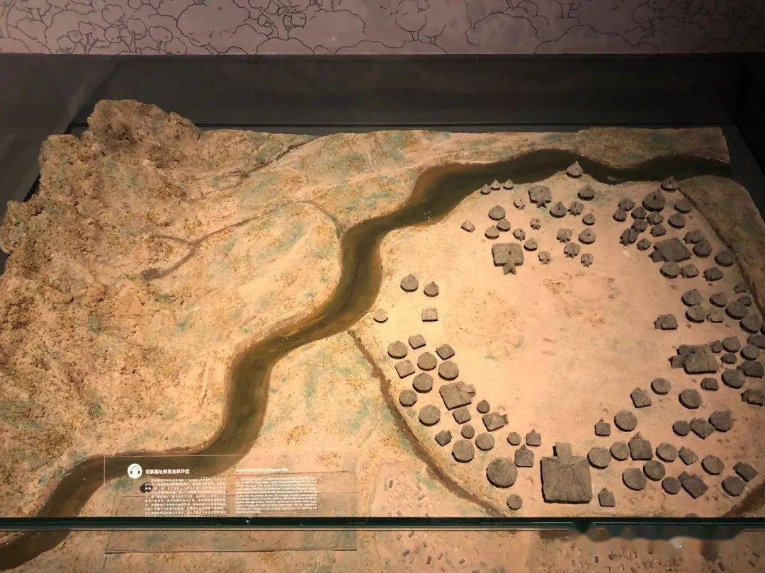 (姜寨遗址聚落复原沙盘 陕西历史博物馆藏)