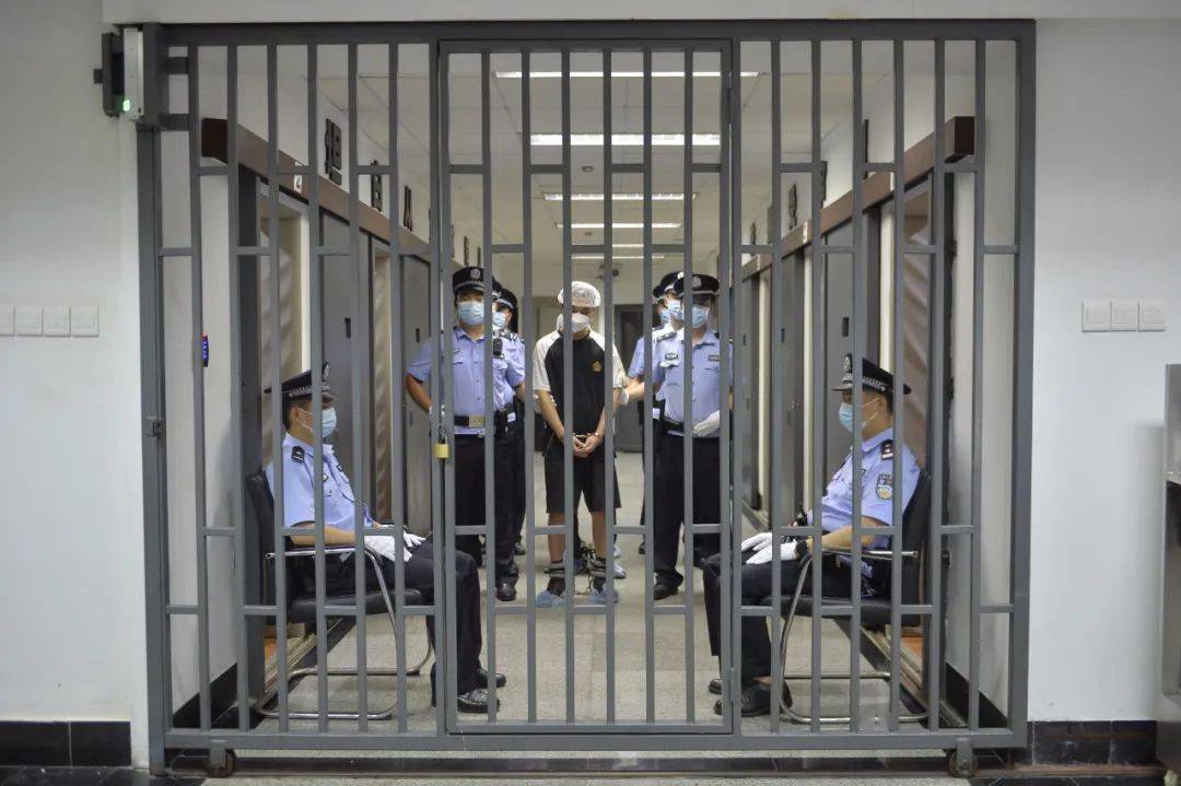 并进行看管法警将被告人提押至羁押场所押解囚车回到法院后司法警察