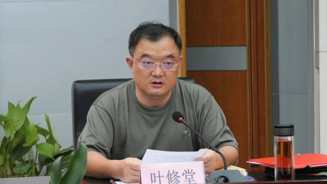 钟益民主持召开第十四届县委第100次常委会