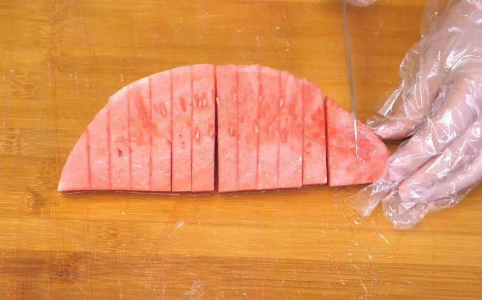 绝了夏天这样切西瓜不脏手不流汁