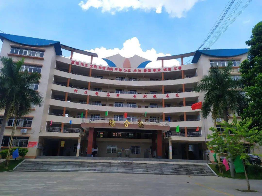 好爽信宜这间学校一个教室装2台空调柜机