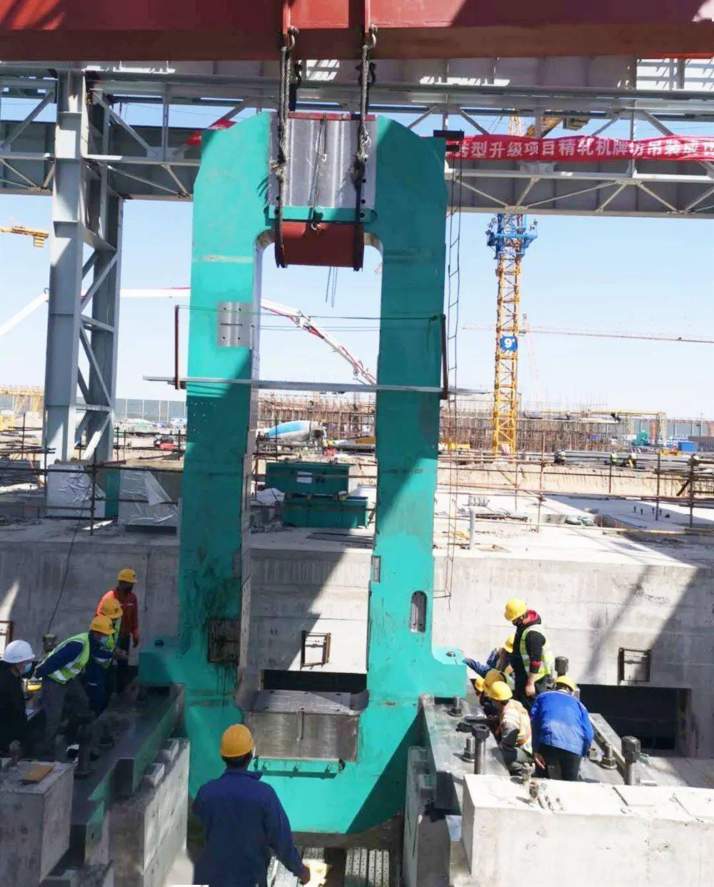 唐山瑞丰钢铁项目轧钢电机跨施工在前期土建基础施工缓慢,材料供应不