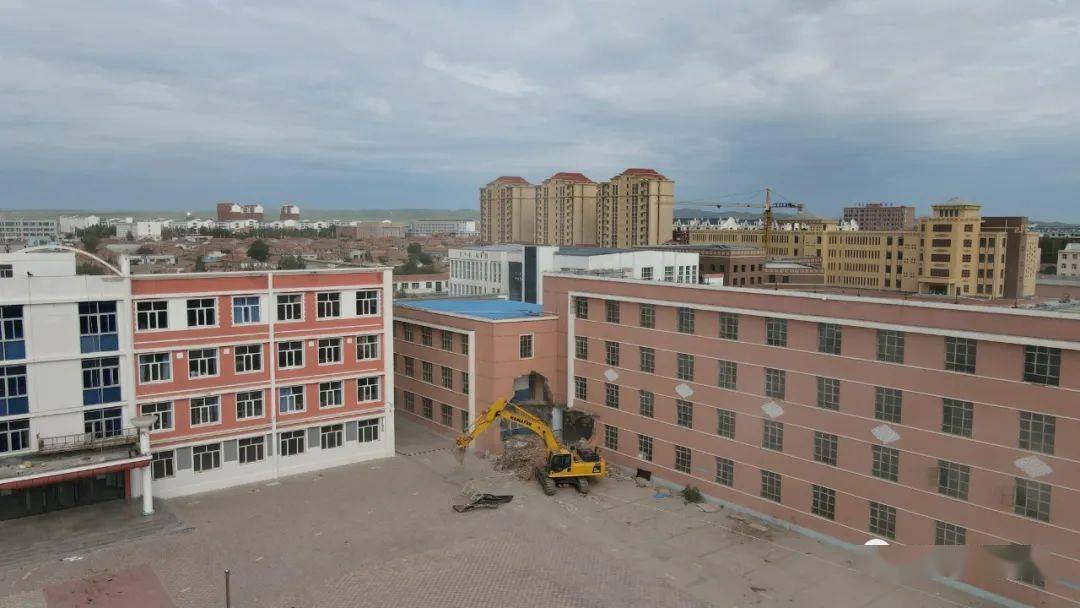 东乌旗这座老教学楼今天拆除了 留下的只有对青春的追忆!