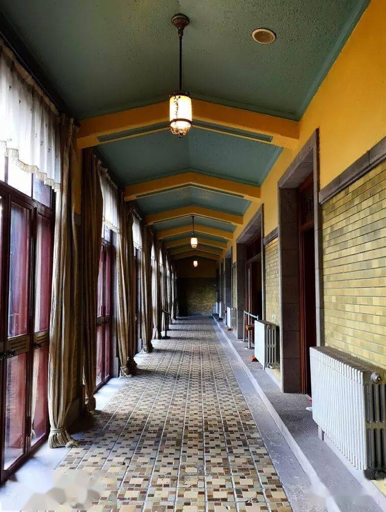 暖廊由勤民楼向北 穿过空中走廊可直接来到 怀远楼>的二楼楼内设置了