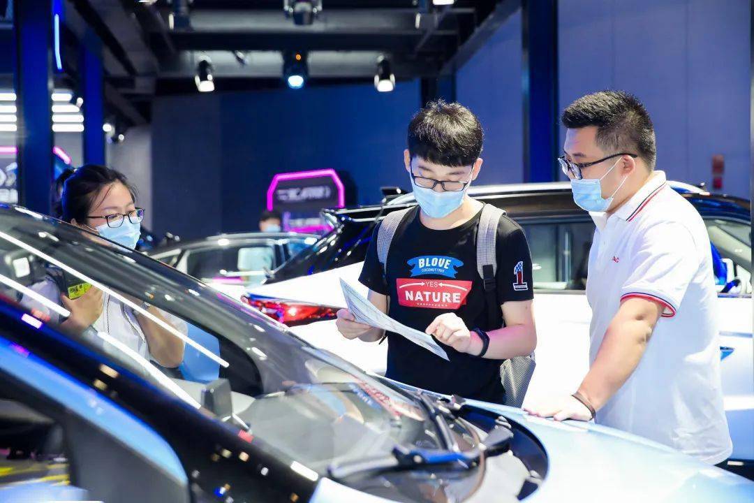 围观式,沉浸式,研究式……成都车展打卡,你巴适就好!