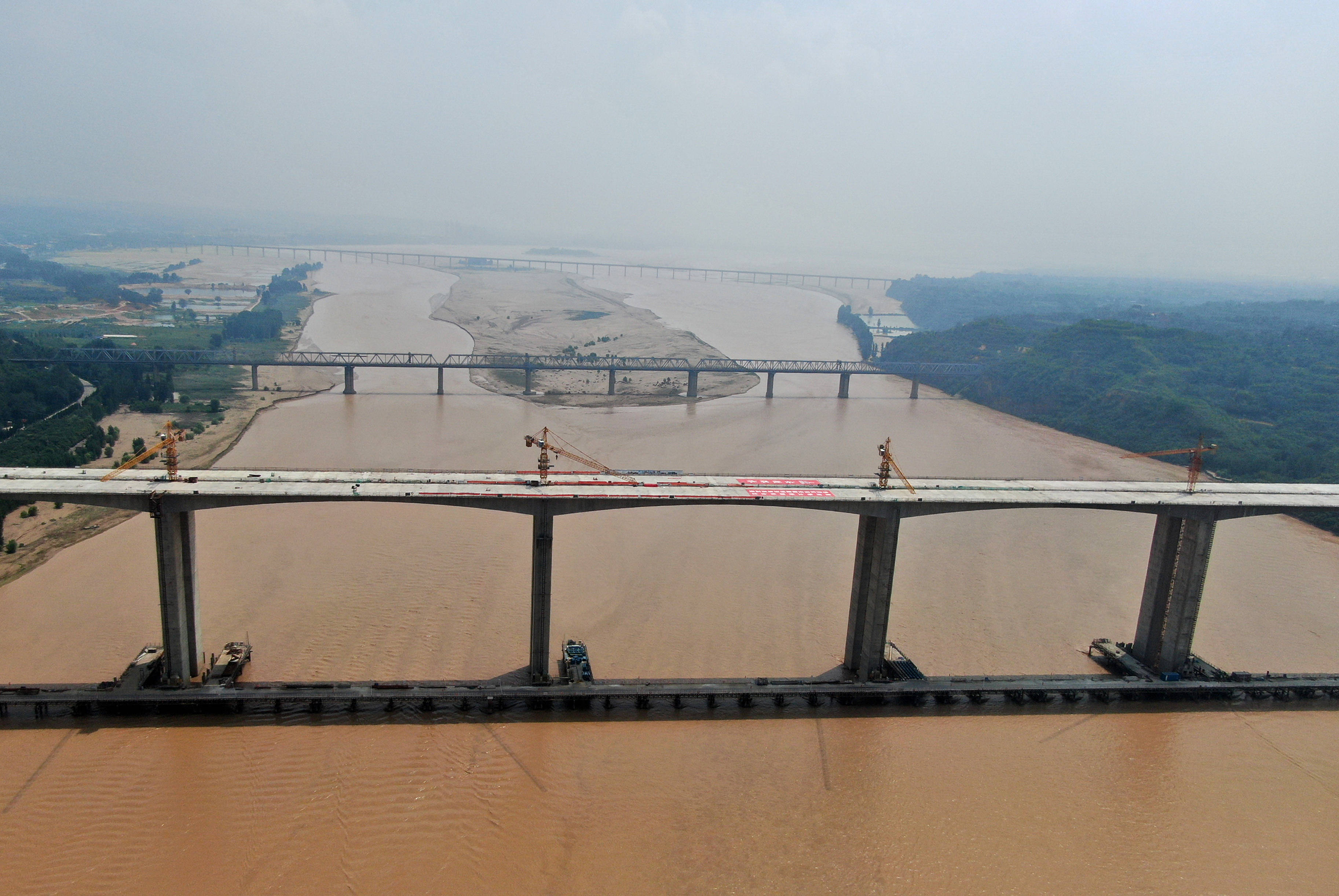济洛西黄河特大桥加紧建设