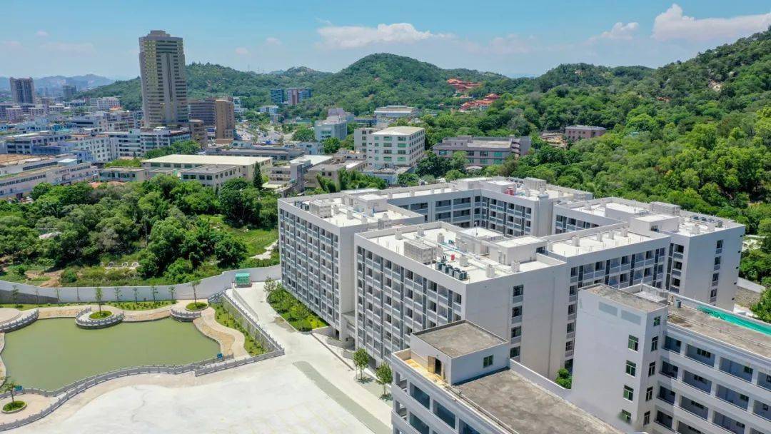 下午102名保安在民生学校集合