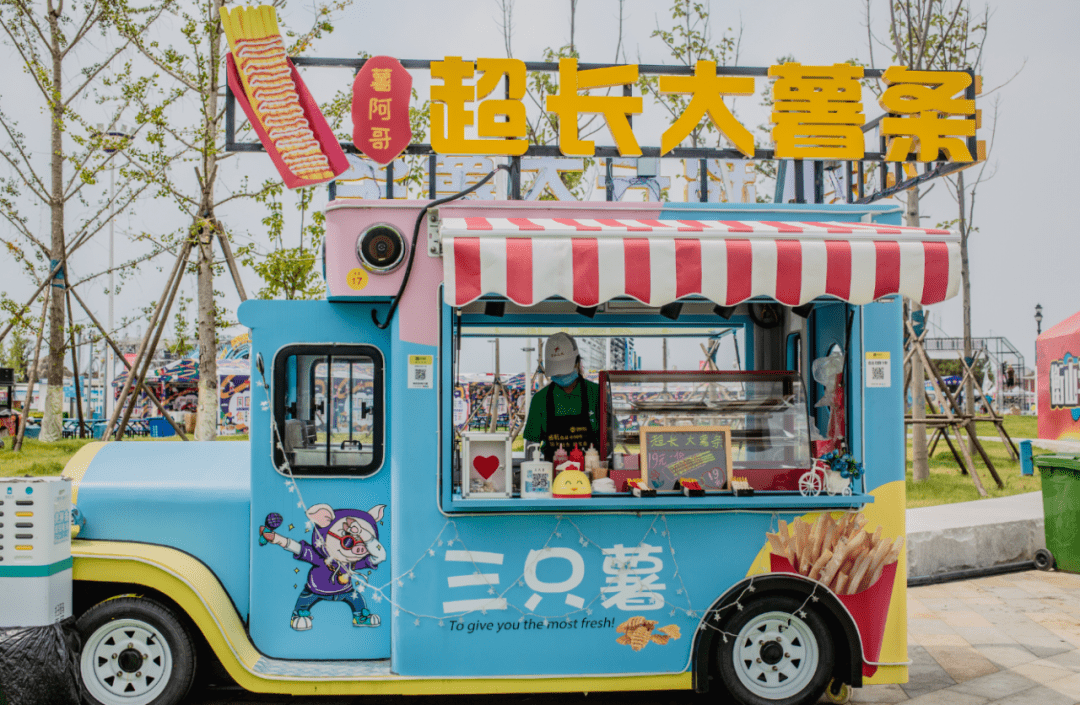 烟火气高端风,餐饮更具时尚味 一辆辆造型可爱的街景店车依次排开