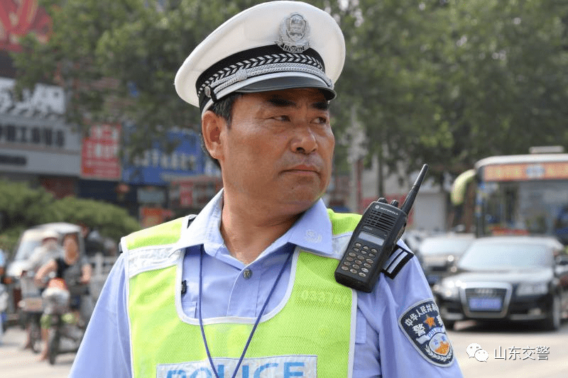 山东:有一种交警叫做:"我曾经当过兵"