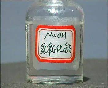 氢氧化钠,也称为碱液和苛性钠,一种可引起严重化学灼伤的化合物.