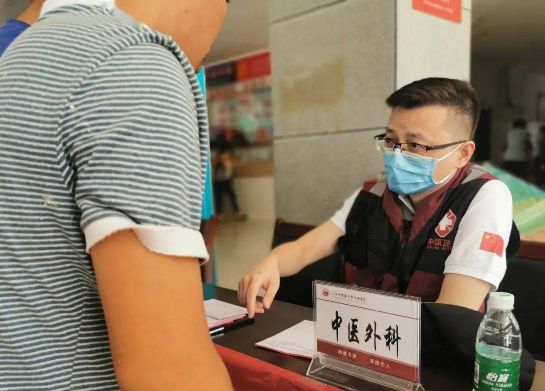 以江西省中医院医生为主的江西省第三批卫生应急医疗队在沿着鄱阳湖康