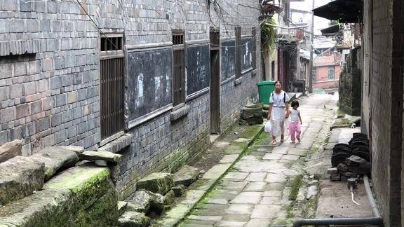 坐綠皮火車去重慶江津白沙古鎮路過一條因成渝鐵路而荒廢的老街