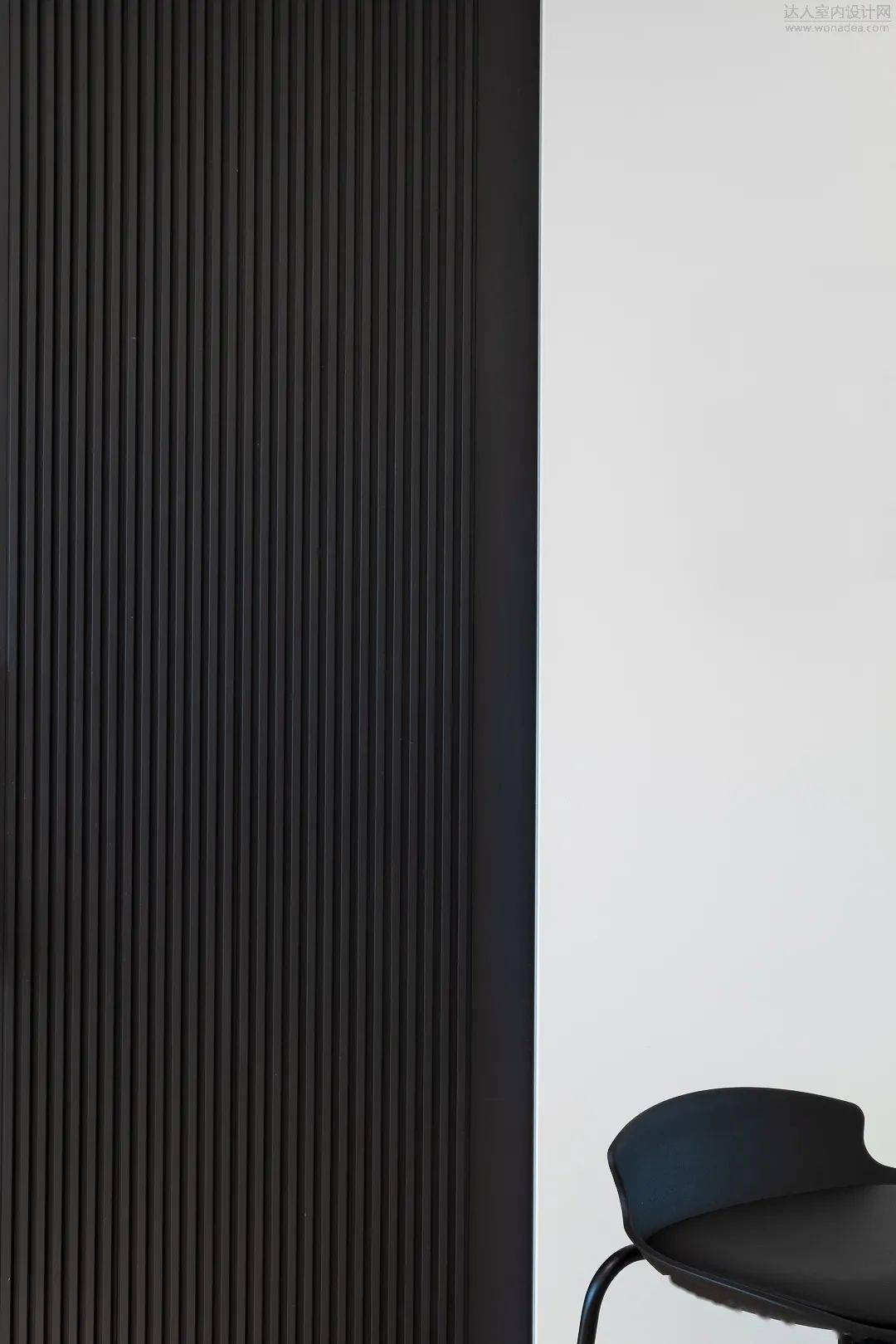 黑白灰三色为基调一座美丽纯净的天空之城