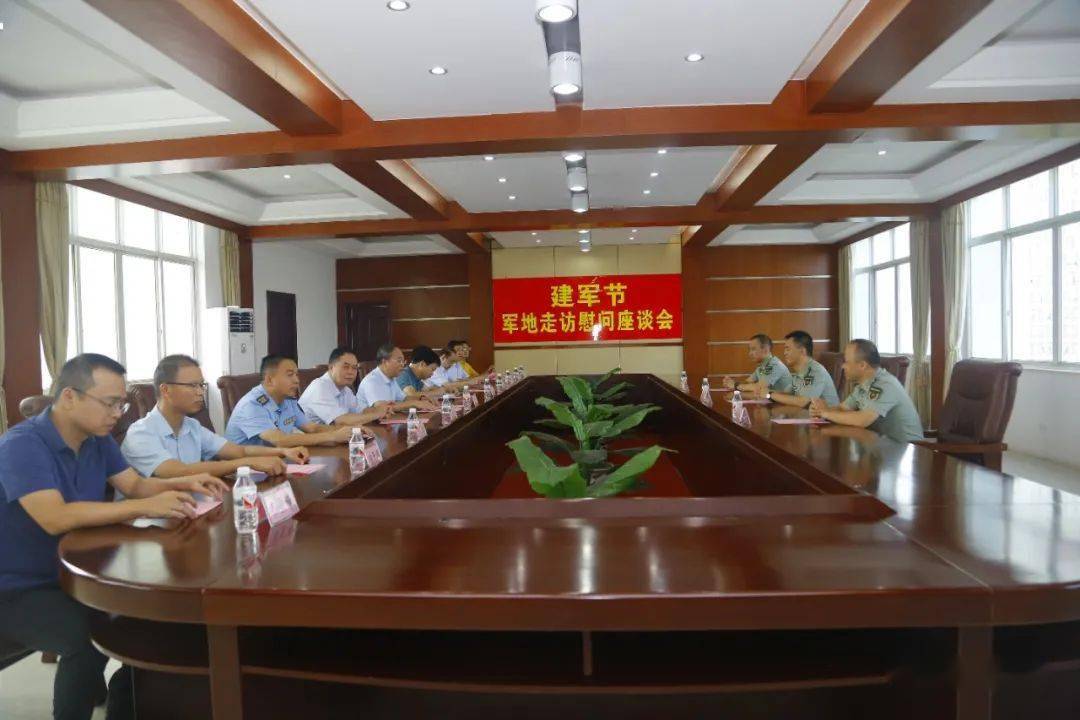 7月31日,区委书记周灵率领慰问团到来宾市军分区慰问,向部队官兵致以