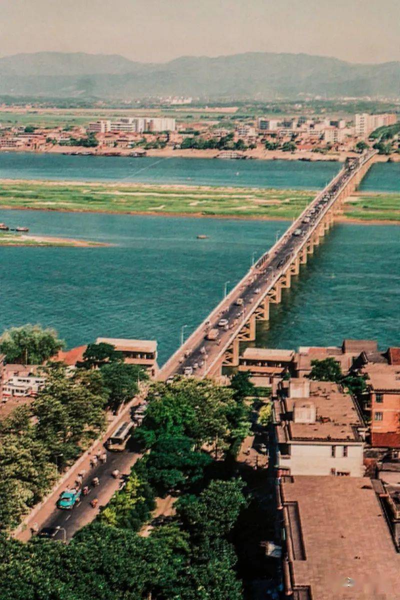 1978年的八一大桥(来源网络)1995年3月29日,确定建设新八一大桥.