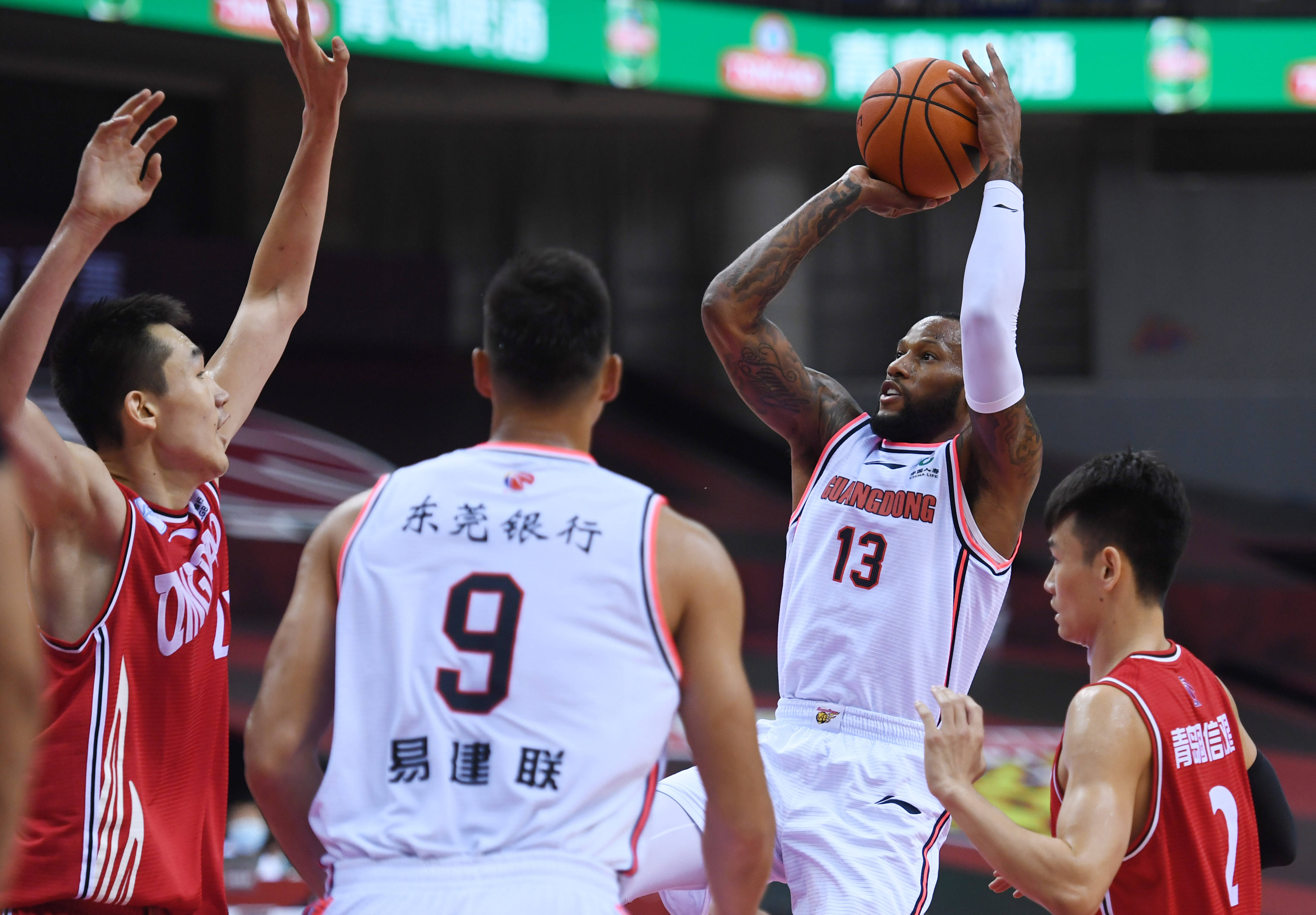 8月2日,广东东莞银行队球员威姆斯(右二)在比赛中投篮.